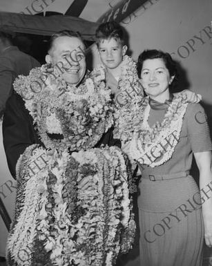 Chapman Family Arrives in Hawaii