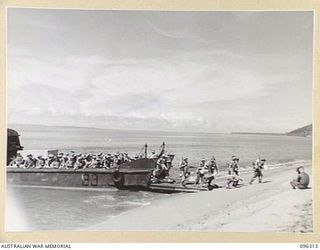 KAHILI, SOUTH BOUGAINVILLE. 1945-09-09. TROOPS OF THE SURRENDER COMMISSION LAND ON THE BEACH DURING THE ARRIVAL OF THE BUIN LIAISON GROUP, 2 CORPS