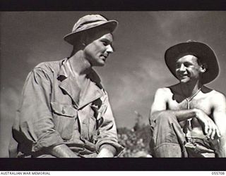 NASSAU BAY, NEW GUINEA. 1943-08-16. 35992635 CORPORAL (CPL) STUTLER, 542ND ENGINEER BOAT AND SHORE REGIMENT, UNITED STATES FORCES (LEFT) AND QX45392 CPL R. D. STOKAN, AUSTRALIAN ARMY SERVICE CORPS, ..