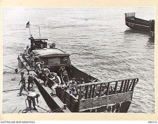 CUTARP PLANTATION, JACQUINOT BAY, NEW BRITAIN. 1944-12-15. LANDING CRAFT UNLOAD 19 INFANTRY BATTALION TROOPS AT AN LANDING CRAFT, MECHANISED BARGE DURING THEIR JOURNEY FROM THE TROOPSHIP FRANCIS ..