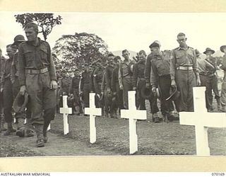 DUMPU, NEW GUINEA. 1944-02-06. TROOPS EXAMINING GRAVES AFTER THE DEDICATION SERVICE AT THE DUMPU WAR CEMETERY