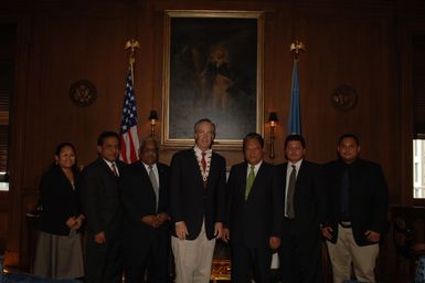 [Assignment: 48-DPA-09-26-07_SOI_K_Pres_Note] Secretary Dirk Kempthorne [and aides meeting at Main Interior] with delegation from Republic of Marshall Islands, led by Marshalls President Kessai Note [48-DPA-09-26-07_SOI_K_Pres_Note_DOI_2177.JPG]