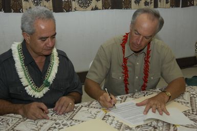 [Assignment: 48-DPA-SOI_K_Amer_Sam] Pacific Islands Tour: Visit of Secretary Dirk Kemmpthorne [and aides] to American Samoa, U.S. Territory [48-DPA-SOI_K_Amer_Sam__DI15202.JPG]