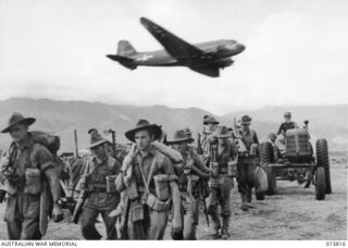 1943-09-25. NEW GUINEA. AUSTRALIAN ADVANCE ON LAE. MATERIAL BEING BROUGHT IN BY AIRCRAFT AT AN AUSTRALIAN ADVANCED AIR STRIP