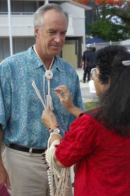 [Assignment: 48-DPA-SOI_K_Majuro_6-11-12-07] Pacific Islands Tour: Visit of Secretary Dirk Kempthorne [and aides] to Majuro Atoll, of the Republic of Marshall Islands [48-DPA-SOI_K_Majuro_6-11-12-07__DI14573.JPG]