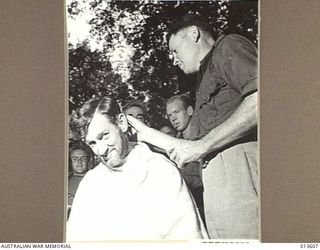 1942-11-19. NEW GUINEA. KOKODA. BARBER S. GREAVES "OPERATES" ON PRIVATE J.H. RUSSELL, SOME WHERE ALONG THE KOKODA TRACK. (NEGATIVE BY G. SILK)