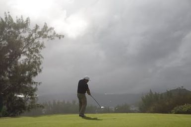 Barack Obama plays golf with Prime Minister Najib Razak, Joe Paulsen, and Mike Brush in Kaneohe Bay, Hawaii, December 24, 2014