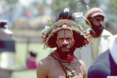 ["man, ansiktsmålning, porträtt, huvudbonad, fotografi, photograph"]