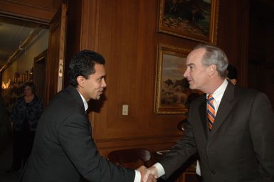 [Assignment: 48-DPA-02-05-08_SOI_K_Mori] Secretary Dirk Kempthorne [meeting at Main Interior] with delegation from the Federated States of Micronesia, led by Micronesia President Emanuel Mori [48-DPA-02-05-08_SOI_K_Mori_DOI_9632.JPG]