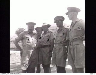 KILA, NEW GUINEA. 1943-10-24. PP1 MAJOR GENERAL B. M. MORRIS DSO, GENERAL OFFICER COMMANDING, AUSTRALIAN AND NEW GUINEA ADMINISTRATIVE UNIT TALKING TO SOME OF HIS OFFICERS. LEFT TO RIGHT: PP1 MAJOR ..