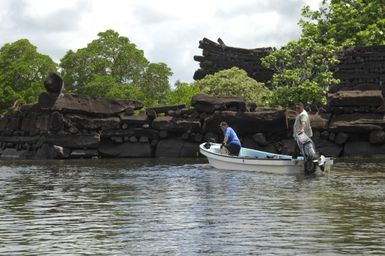 [Assignment: 48-DPA-SOI_K_Pohnpei_6-10-11-07] Pacific Islands Tour: Visit of Secretary Dirk Kempthorne [and aides] to Pohnpei Island, of the Federated States of Micronesia [48-DPA-SOI_K_Pohnpei_6-10-11-07__DI13848.JPG]