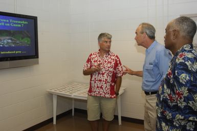 [Assignment: 48-DPA-SOI_K_Guam_6-6-7-07] Pacific Islands Tour: Visit of Secretary Dirk Kempthorne [and aides] to Guam, U.S. Territory [48-DPA-SOI_K_Guam_6-6-7-07__DI12078.JPG]