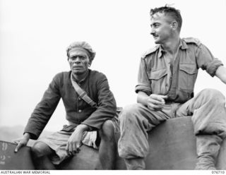 JACQUINOT BAY, NEW BRITAIN. 1944-11-06. NX70799 MAJOR A.G. LOWNDES, BRIGADE MAJOR, 6TH INFANTRY BRIGADE (2) TALKS WITH GULPIAK (GOLPAK) (7) A LULULAI OR CHIEF  OF THE POMIO DISTRICT. GOLPAK WAS ..