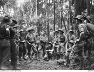 SALAMAUA AREA, NEW GUINEA. 1943-07-23. NCOS IN CHARGE OF STRETCHER BEARERS BRIEFING TROOPS OF THE 18TH PLATOON, "D" COMPANY, 2/5TH AUSTRALIAN INFANTRY BATTALION AS TO THEIR SIGNALS IF WOUNDED. LEFT ..