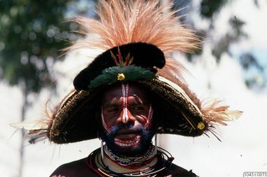 ["huvudbonad, man, porträtt, ansiktsmålning, halsband, fotografi, photograph"]