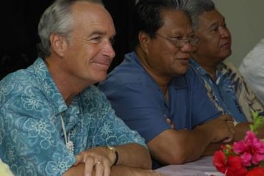 [Assignment: 48-DPA-SOI_K_Majuro_6-11-12-07] Pacific Islands Tour: Visit of Secretary Dirk Kempthorne [and aides] to Majuro Atoll, of the Republic of Marshall Islands [48-DPA-SOI_K_Majuro_6-11-12-07__DI14733.JPG]