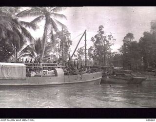 TERAPO, NEW GUINEA. 1943-09-16. TRAWLER AS56 OF AUSTRALIAN MOVEMENT CONTROL, DISCHARGING STORES ON LAKEKAMU RIVER