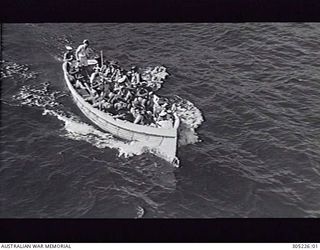 NAURU, PACIFIC ISLANDS. 1941-07. MILITARY PERSONNEL DISEMBARKING FROM HMAS WESTRALIA. (NAVAL HISTORICAL COLLECTION)