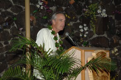 [Assignment: 48-DPA-09-28-08_SOI_K_NPS_Vol_AZ] President's Call to Service Award ceremony and reception for volunteers at the U.S.S. Arizona Memorial, Pearl Harbor, Honolulu, Hawaii, with Secretary Dirk Kempthorne [joining the National Park Service's Chief Historian for the Memorial, Daniel Martinez, among the dignitaries on hand] [48-DPA-09-28-09_SOI_K_NPS_Vol_AZ_IOD_4625.JPG]