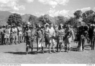 1942-09-09. AUSTRALIAN WAR CORRESPONDENTS "COVER" THE ORCHESTRA. (NEGATIVE BY BOTTOMLEY)