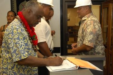 [Assignment: 48-DPA-SOI_K_Amer_Sam] Pacific Islands Tour: Visit of Secretary Dirk Kemmpthorne [and aides] to American Samoa, U.S. Territory [48-DPA-SOI_K_Amer_Sam__DI15335.JPG]