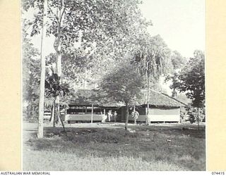 LAE, NEW GUINEA. 1944-07-01. THE BATTLE ROOM OF HEADQUARTERS, NEW GUINEA FORCE BUILT OF NATIVE BUSH TIMBER AND HAS A THATCHED ROOF OF PALM FRONDS