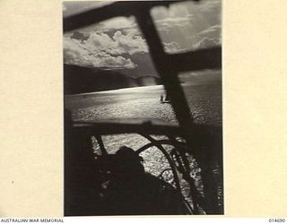 1943-04-16. NEW GUINEA. MILNE BAY, PHOTOGRAPHED FROM A BOMBER. (NEGATIVE BY N. BROWN)