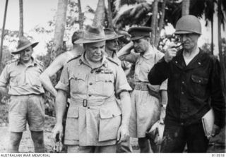 1942-11-11. NEW GUINEA. AT AN UNDISCLOSED BASE GENERAL BLAMEY CONFERS WITH BRIG. GENERAL MCNIDER, DURING PREPARATIONS FOR AN ALLIED ATTACK ON BUNA