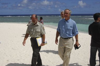 [Assignment: 48-DPA-SOI_K_Guam_6-6-7-07] Pacific Islands Tour: Visit of Secretary Dirk Kempthorne [and aides] to Guam, U.S. Territory [48-DPA-SOI_K_Guam_6-6-7-07__DI12132.JPG]