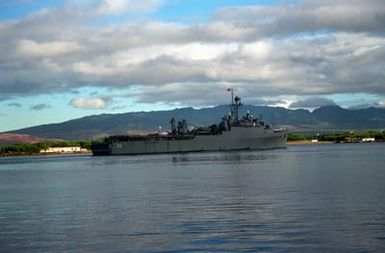 The dock landing ship USS ANCHORAGE (LSD-36) arrives at Naval Station, Pearl Harbor, for a port visit before returning to Naval Station, San Diego, Calif. The ANCHORAGE is returning to the U.S. following its deployment to the Persian Gulf region for Operation Desert Shield and Operation Desert Storm.