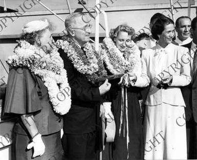 Trumans presented with key to city, Hawaii