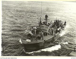 PURIATA RIVER AREA, BOUGAINVILLE ISLAND. 1944-12-31. AN AMERICAN PT BOAT DRAWING ALONGSIDE AN AMERICAN LANDING CRAFT INFANTRY GUNBOAT DURING THE COMBINED NAVAL - AIR FORCE OPERATIONS AGAINST THE ..