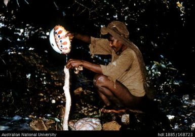 Filling the pig's intestines