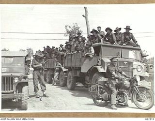 WARD'S DROME, PORT MORESBY AREA, PAPUA, NEW GUINEA. 1944-01-05. QX10476 LIEUTENANT E. C. SYKES, IN CHARGE OF THE SUB MARSHALLING AREA, GIVING DIRECTIONS TO PRIVATE P. H. RAVEN AND PRIVATE ..