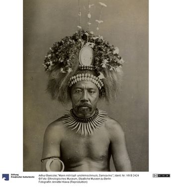 ["\"Mann mit Kopf- und Armschmuck, Samoa-Ins.\""]