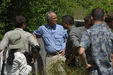 [Assignment: 48-DPA-SOI_K_Guam_6-6-7-07] Pacific Islands Tour: Visit of Secretary Dirk Kempthorne [and aides] to Guam, U.S. Territory [48-DPA-SOI_K_Guam_6-6-7-07__DI12154.JPG]