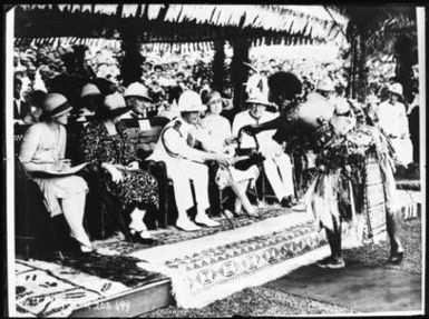 ["[11/2/27], voyage du duc [et la duchesse] d'York à Suva, Fiji, le duc reçoit un présent de Ratu Popi Senuloli, petit fils du roi Cakobau (CNews) : [photographie de presse] / [Agence Rol]", "[11/2/27], voyage du duc [et la duchesse] d'York à Suva, Fiji, le duc reçoit un présent de Ratu Popi Senuloli, petit fils du roi Cakobau (CNews) : [photographie de presse] / [Agence Rol]"]