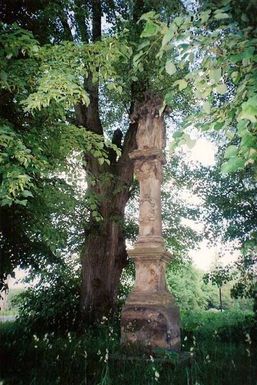 ["Horní  Sukolom, Kamenný sloup se sochou sv. Anny Samotřetí.", "Upper Sukolom, the Stone Column with the statue of St. Anny Samoa, third."]