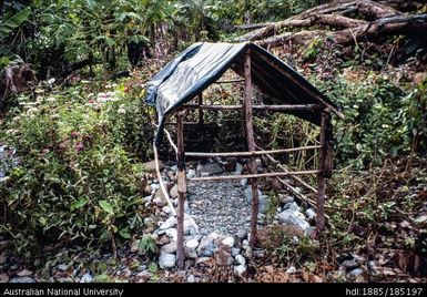 Covered Grave near Lauhina