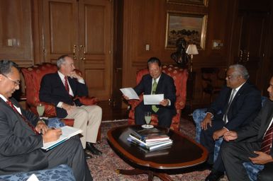 [Assignment: 48-DPA-09-26-07_SOI_K_Pres_Note] Secretary Dirk Kempthorne [and aides meeting at Main Interior] with delegation from Republic of Marshall Islands, led by Marshalls President Kessai Note [48-DPA-09-26-07_SOI_K_Pres_Note_DOI_2166.JPG]