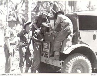 MADANG, NEW GUINEA. 1944-08-15. NX70962 CAPTAIN J.C. MINNETT, TRANSPORT OFFICER (1) AND NX137105 SERGEANT J.F. MARTIN, INSTRUCTOR (3) CONDUCTING A CLASS ON MOTOR DRIVING AND MAINTENANCE AT THE ..