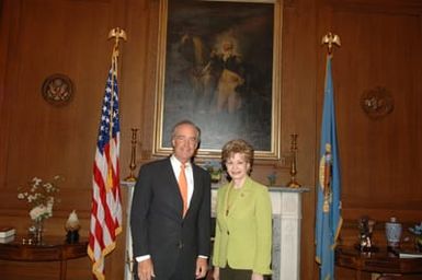 [Assignment: 48-DPA-06-25-07_SOI_K_Bordallo] Secretary Dirk Kempthorne [and aides meeting at Main Interior] with group led by Madeleine Bordallo, [Delegate from Guam to the U.S. House of Representatives] [48-DPA-06-25-07_SOI_K_Bordallo_DOI_4607.JPG]