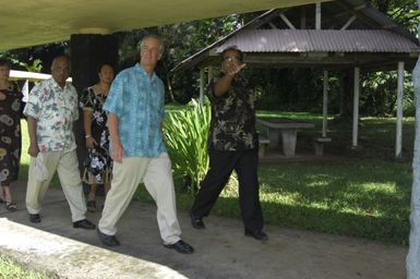 [Assignment: 48-DPA-SOI_K_Pohnpei_6-10-11-07] Pacific Islands Tour: Visit of Secretary Dirk Kempthorne [and aides] to Pohnpei Island, of the Federated States of Micronesia [48-DPA-SOI_K_Pohnpei_6-10-11-07__DI13672.JPG]
