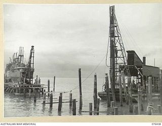 LAE, NEW GUINEA. 1944-10-04. PERSONNEL OF THE 10TH FIELD COMPANY, BUILDING A NEW WHARF AT MILFORD HAVEN