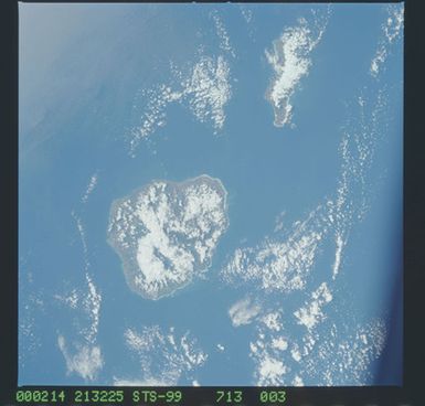 STS099-713-003 - STS-099 - Earth observations of the Hawaiian Islands taken from OV-105 during STS-99