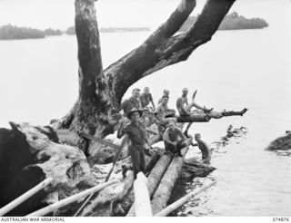 MILILAT, NEW GUINEA. 1944-07-22. PERSONNEL OF HEADQUARTERS, ROYAL AUSTRALIAN ARTILLERY, 5TH DIVISION AT THE JETTY WHICH THEY ARE BUILDING NEAR THEIR NEW CAMP. IDENTIFIED PERSONNEL ARE:- VX47626 ..