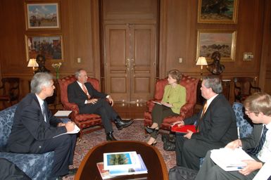 [Assignment: 48-DPA-06-25-07_SOI_K_Bordallo] Secretary Dirk Kempthorne [and aides meeting at Main Interior] with group led by Madeleine Bordallo, [Delegate from Guam to the U.S. House of Representatives] [48-DPA-06-25-07_SOI_K_Bordallo_DOI_4604.JPG]