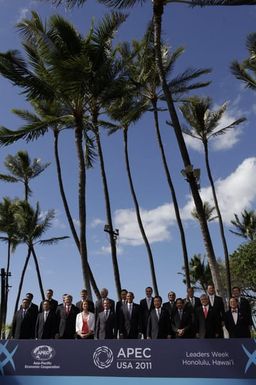 Barack Obama poses with other leaders for the APEC Family Photo in Honolulu, Hawaii, November 13, 2011