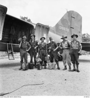 1943-10-02. NEW GUINEA. LAE. A GROUP OF WAR-CORRESPONDENTS AFTER THE LAE CAMPAIGN. LEFT TO RIGHT - HARRY SUMMERS (SYDNEY MORNING HERALD) GEOFFREY HUTTON (ARGUS) WILLIAM CARTY (D.O.I.) ALAN DAWES ..