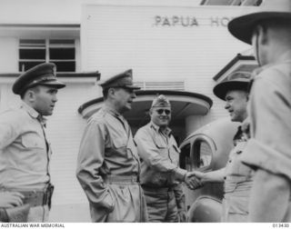 PORT MORESBY, PAPUA-NEW GUINEA. 1942-10-12. GENERAL MACARTHUR AND GENERAL BLAMEY ARRIVE FOR THEIR TOUR OF THE NEW GUINEA BATTLE AREA